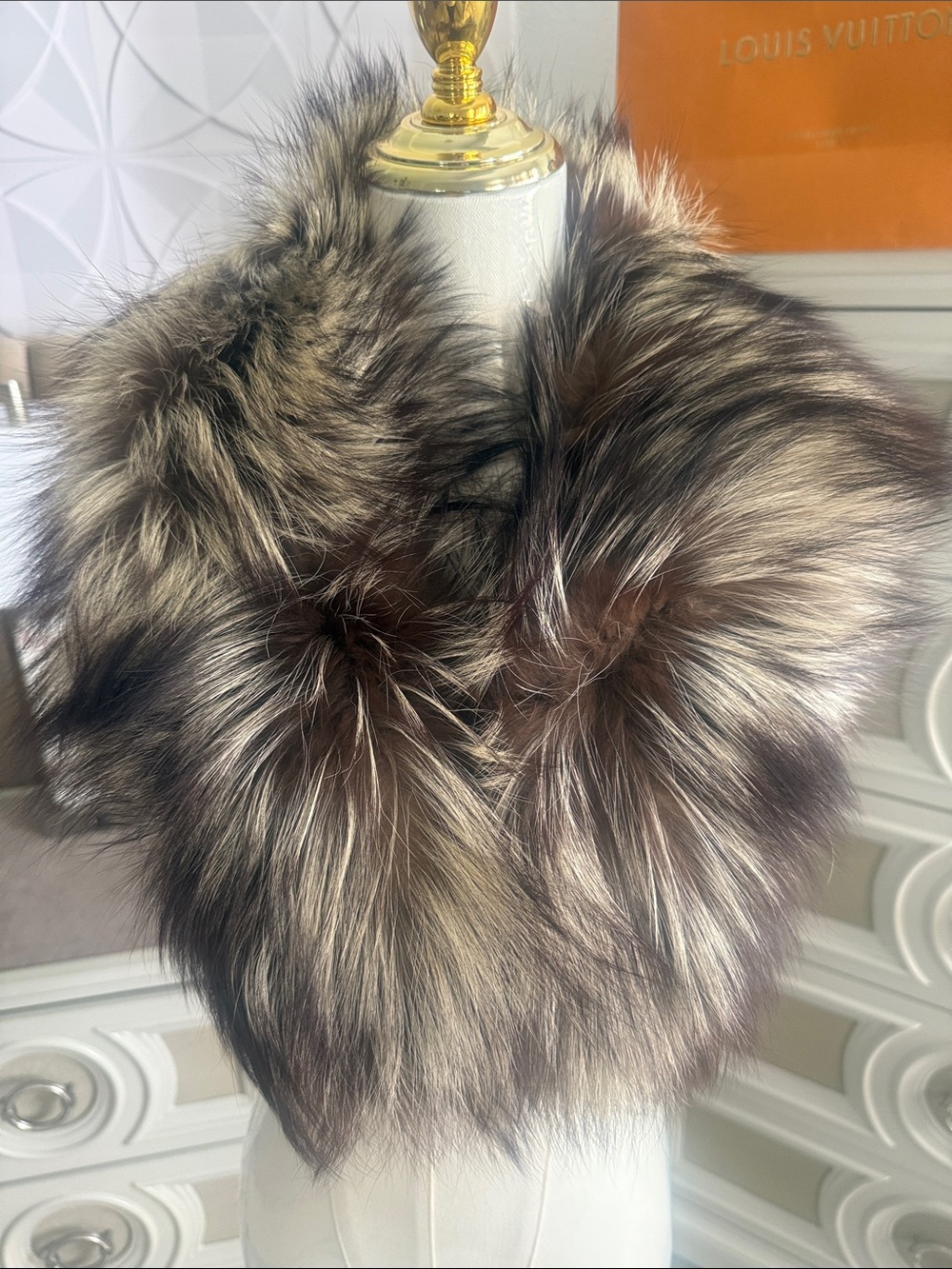 SAGA FOX FUR CLIP ON COLLAR